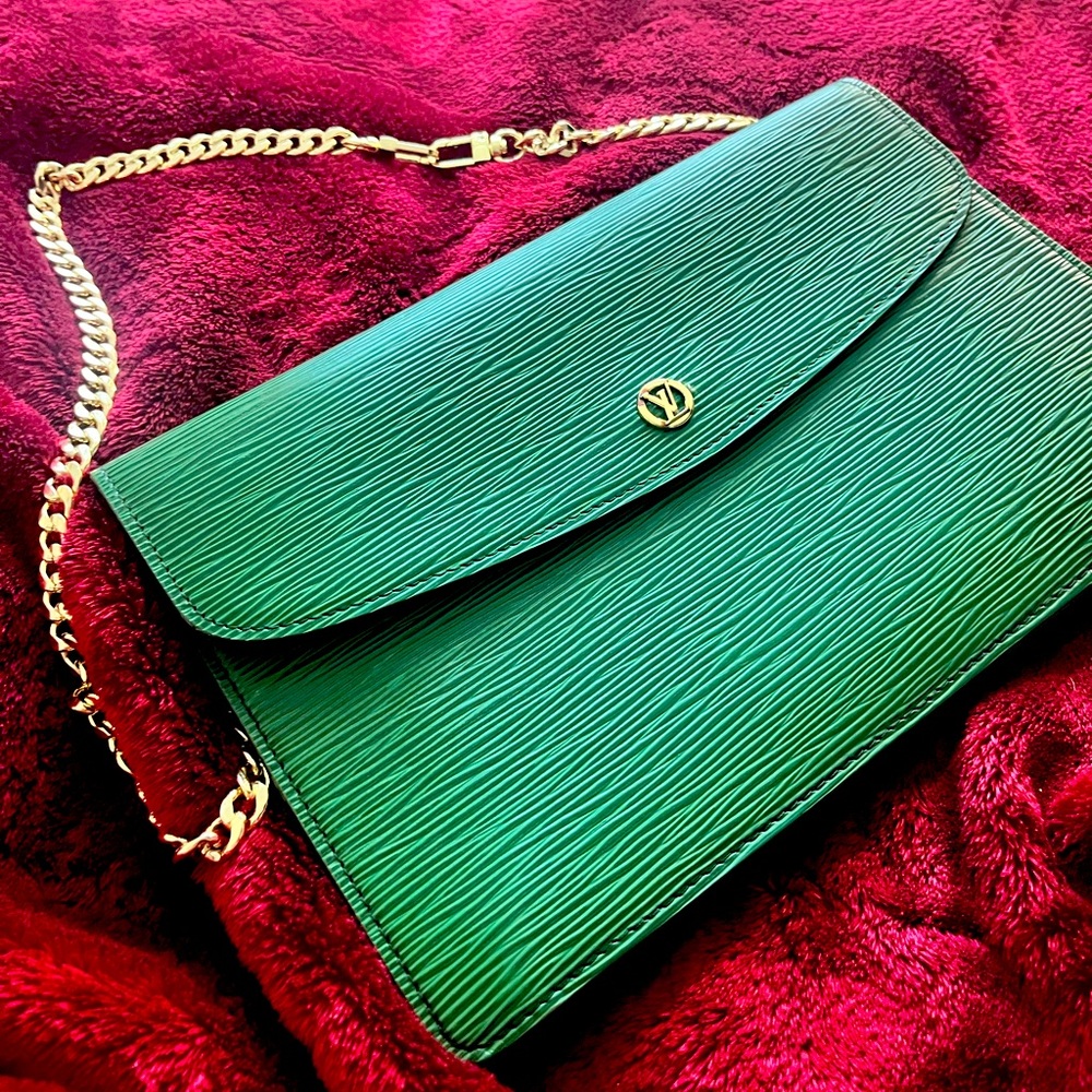 Authentic Louis Vuitton clutch on chain. Excellent condition. Gorgeous Emerald